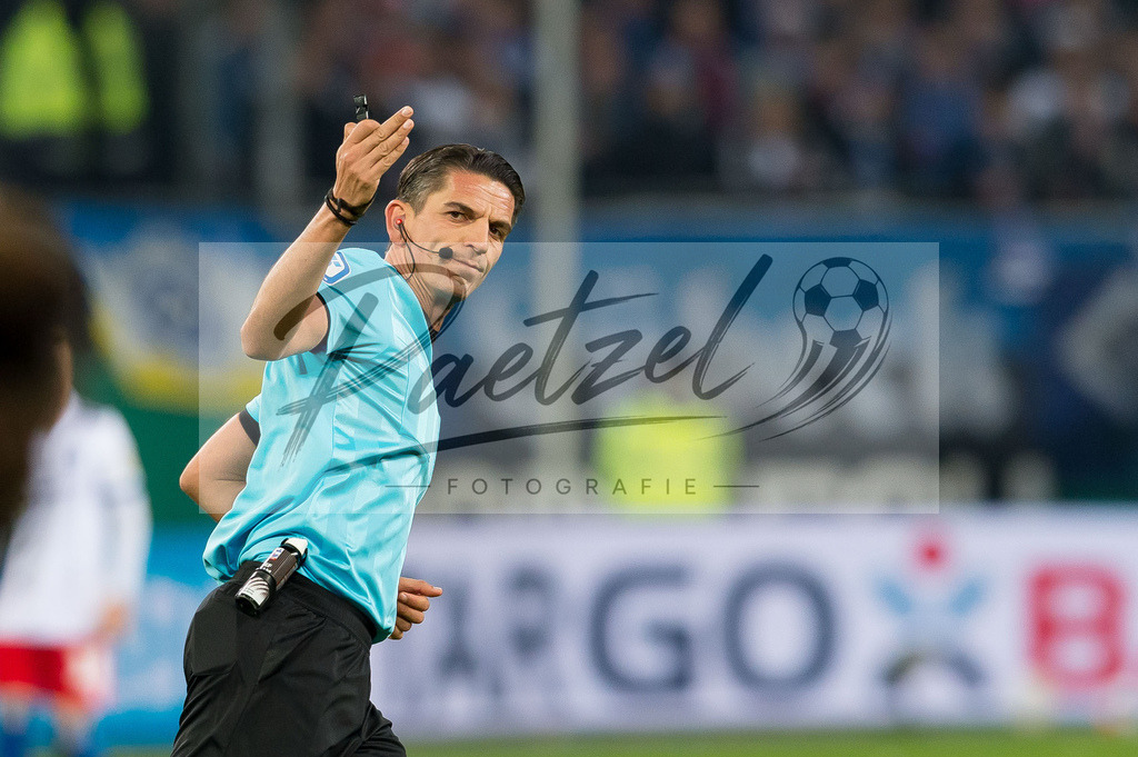 HSVSCF20220419_137 | Fussball, Herren: Referee Deniz Aytekin gestikuliert, Gestik beim DFB-Pokal-Halbfinalspiel zwischen Hamburger SV und SC Freiburg im Volksparkstadion am 19.04.2022 in Hamburg, Deutschland.DFB / DFL REGULATIONS PROHIBIT ANY USE OF PHOTOGRAPHS AS IMAGE SEQUENCES AND/OR QUASI-VIDEO. - Realisiert mit Pictrs.com