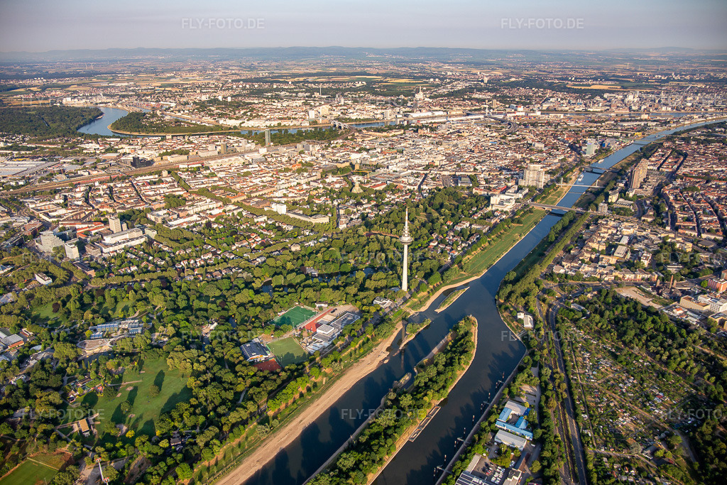 Luftbild: Luisenpark Mannheim mit Fernmeldeturm Mannheim am Neckar, Teil der Bundesgartenschau 2023 BUGA23  https://www.buga23.de/ im Ortsteil Oststadt in Mannheim im Bundesland Baden-Württemberg in Deutschland.Foto: IMG_136906.jpg vom 24.06.2023 durch Werner Riehm/FLY-FOTO.deAuflösung des Originals: 5384 x 3589 pxWWW.LUISENPARK.DE