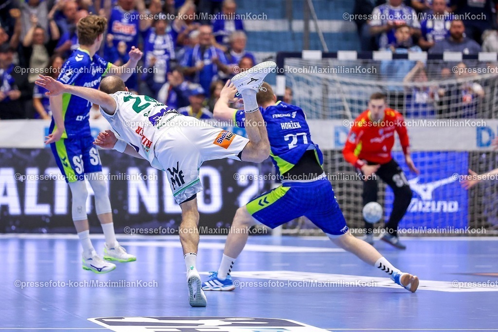 Gum30042601165 | 30.04.2026, Handball, 1. HBL, VfL Gummersbach - Frisch Auf! Göppingen, Saison 2025 / 2026 Herren, Schwalbe-Arena: Dominik Kuzmanovic (VfL Gummersbach #01) verteidigt den letzten wurf von Marcel Schiller (Frisch Auf Göppingen #24) die Szene wird überprüft 