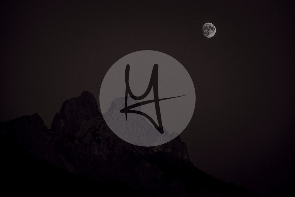 Der Mond über der Landmarke Gimpel und Rot Flüh im Tannheimer Tal, Tirol, Österreich | Meurer Shop - Realisiert mit Pictrs.com