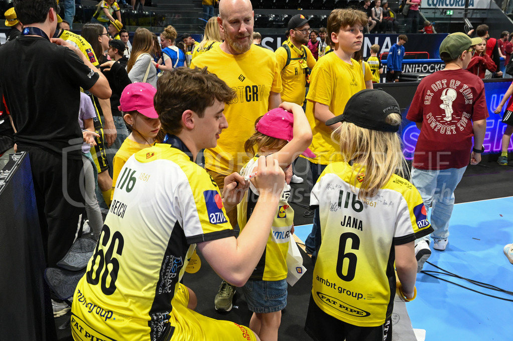 Zug United - HC Rychenberg - 25. April 2026 | Kimmo Reich (#66 HC Rychenberg Winterthur) gibt Autogramme am L-UPL Superfinal-Spiel zwischen Zug United und HC Rychenberg am 25. April 2026 in der BCF Arena, Fribourg, Schweiz.Bild: Sportfotografie Markus Aeschimann | www.markus-aeschimann.ch - Realisiert mit Pictrs.com