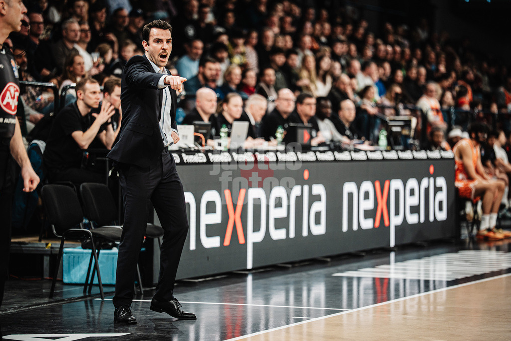 Basketball | Männer | Saison 2025/2026 | easyCredit Basketball Bundesliga | Veolia Towers Hamburg vs. Ratiopharm Ulm | 18.01.2026 | Trainer Benka Barloschky (Veolia Towers Hamburg) und Nexperia Bande