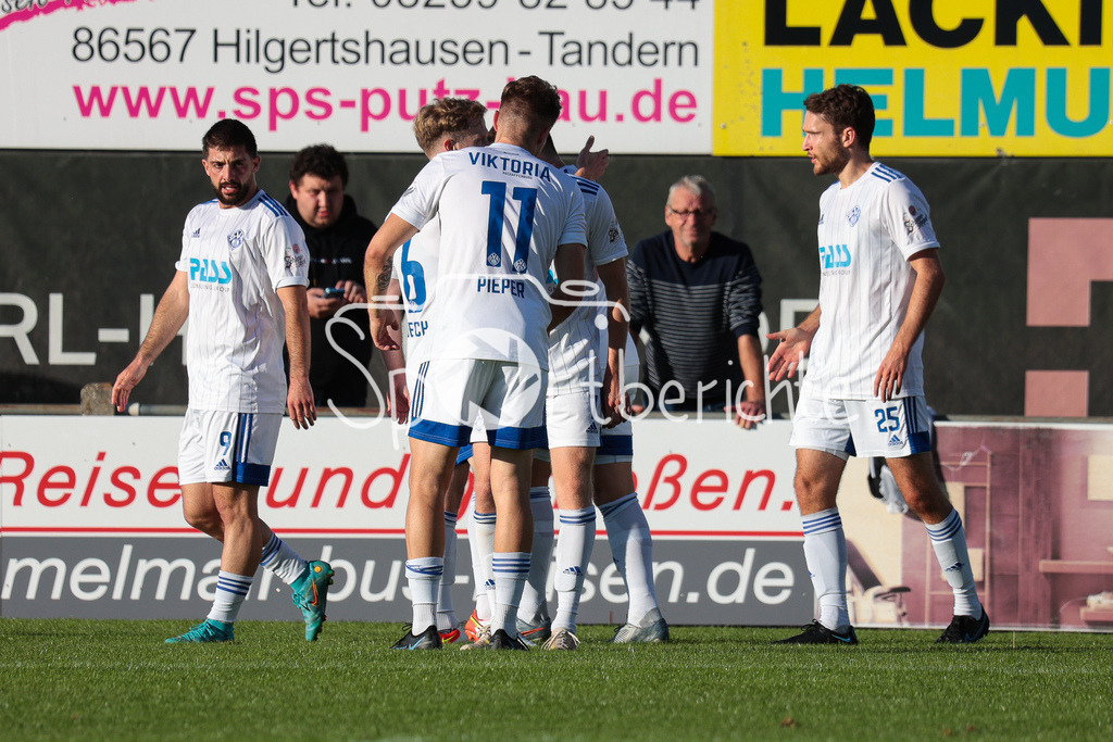 FC Pipinsried - SV Viktoria Aschaffenburg | Die Gaeste freuen sich ueber den Treffer zum 0-1 durch Benedict LAVERTY (SVVA #7)