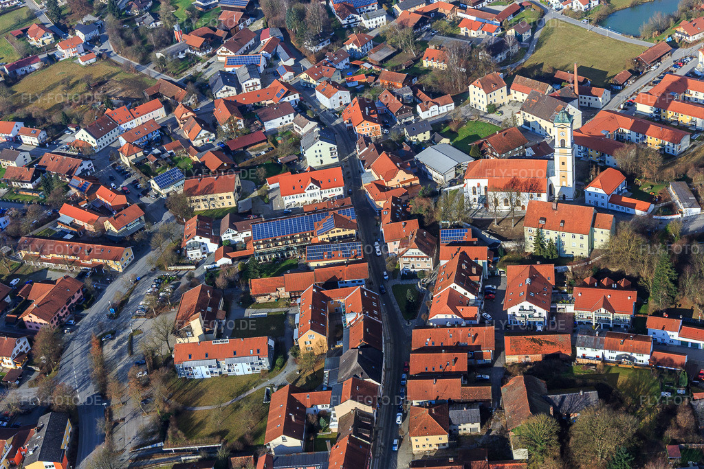 Luftbild: Dorfkern mit Kirche Maria Himmelfahrt in Bad Birnbach im Bundesland Bayern in Deutschland. Foto: IMG_095974.jpg vom 29.12.2016 durch Werner Riehm/FLY-FOTO.de
