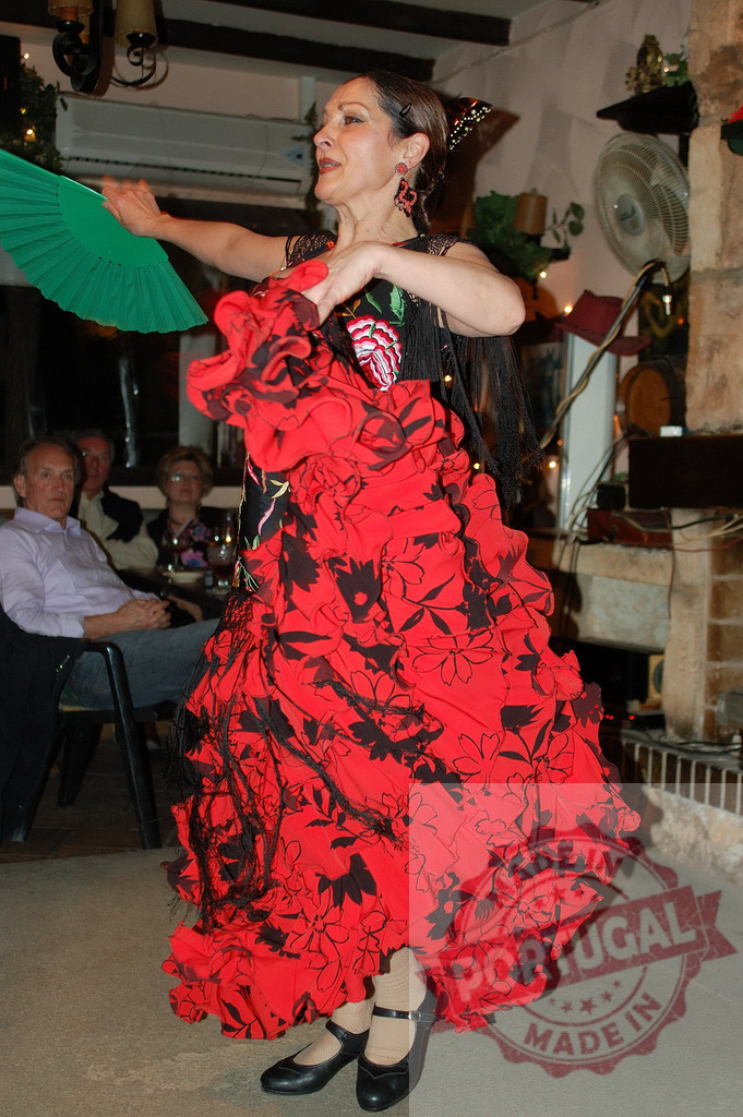 Spanish flamenco dancer performing wearing red dress | Female flamenco dancer performing with a red ruffled dress and green fan - Realisiert mit Pictrs.com