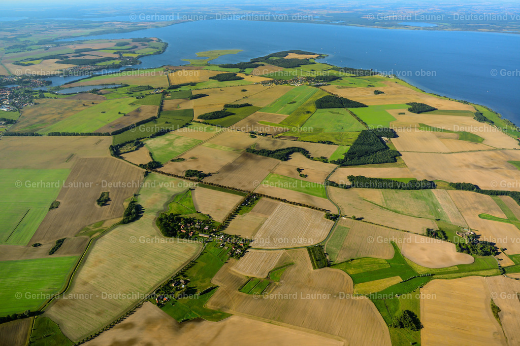3638391 | SOLZOW 25.08.2016 Landwirtschaftliche Nutzflächen und Feldgrenzen mit Blick auf die Müritz umsäumen das Siedlungsgebiet des Dorfes in Solzow an der Müritz im Bundesland Mecklenburg-Vorpommern, Deutschland. // Agricultural land and field boundaries surround the settlement area of the village with Blick auf die Mueritz in Solzow at Mueritz in the state Mecklenburg - Western Pomerania, Germany. Foto: Gerhard Launer
