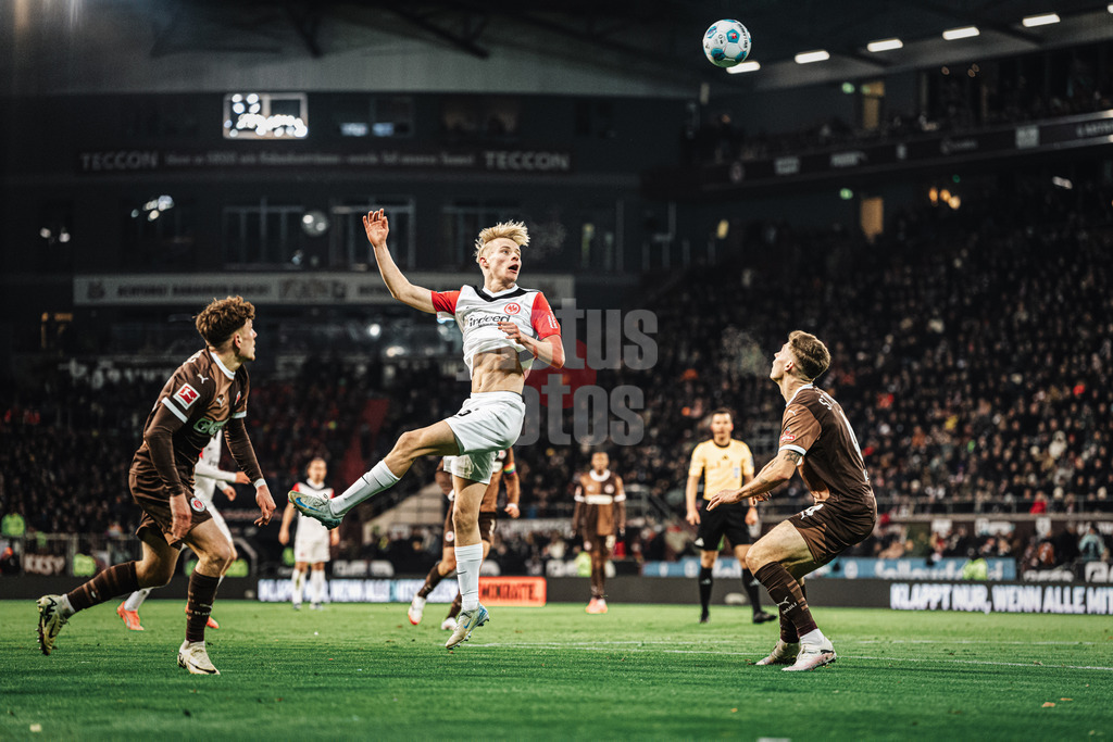 Fußball | Männer | Saison 2024/2025  | Fußball-Bundesliga | 16. Spieltag | FC St. Pauli vs. Eintracht Frankfurt | 11.01.2025 | Hugo Larsson (#16, Eintracht Frankfurt) beim Kopfball