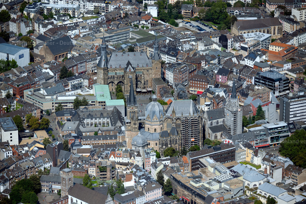 4048951 | Rathaus und  Aachener Dom, auch Hoher Dom zu Aachen, Aachener Münster oder Aachener Marienkirche, ist die Bischofskirche des Bistums Aachen und das bedeutendste Wahrzeichen der Stadt Aachen