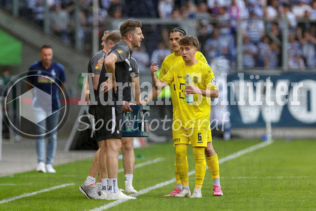 23.05.2026, GER, Fussball, Herren, Niederrheinpokal Finale, Saison 2025/2026, SC St. Tönis - MSV Duisburg | Trainer Bekim Kastrati (St. Tönis) redet mit Luca Esposito (St. Tönis)