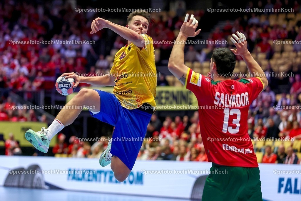 EHF16012601103 | 16.01.2026, Handball, Men's EHF EURO 2026, Portugal - Rumänien, Jyske Bank Boxen in Herning, Dänemark, Preliminary Round:  Daniel Stanciuc (Romania #44) im Zweikampf gegen   Rocha Nogueira (Portugal #13) 