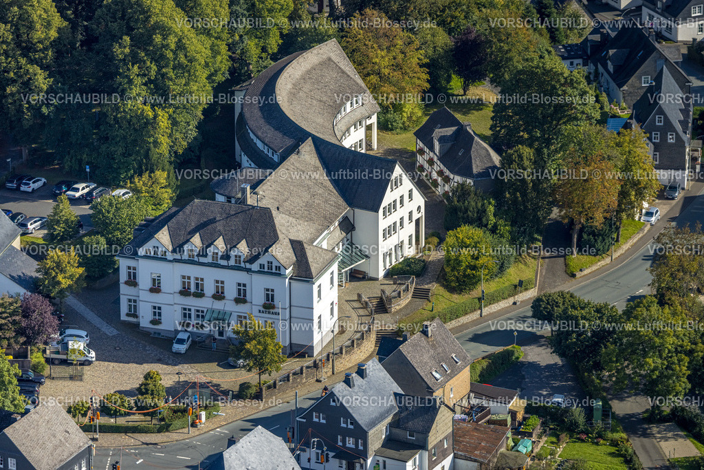 Schmallenberg230910927 | Luftbild, Halbrundes Rathaus mit Bürgerbüro, historisches Schmalen Haus, Schmallenberg, Sauerland, Nordrhein-Westfalen, Deutschland