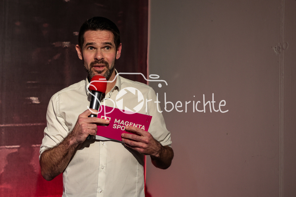 Saisonabschluss Augsburger Panther | Alex KUNZ moderiert den Abend der Saisonabschlussfeier der Augsburger Panther. / Magenta Sport / Magentasport