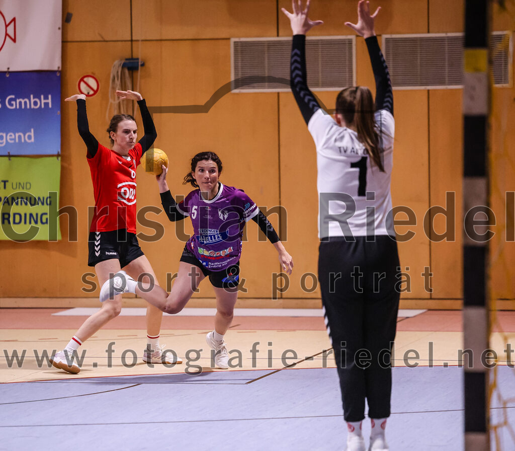 2025-01-18_045_SpVgg_Altenerding_gegen_TV_Altoetting | Erding, Deutschland, 18.01.2025:Handball, Bezirksoberliga Frauen Altbayern 2024 / 2024, 11. Spieltag, SpVgg Altenerding gegen TV Altötting, Endergebnis: 19:24Stephanie Spinner (TV Altötting, #8), Julia Kübelsbeck (SpVgg Altenerding, #5), Torfrau Verena Maier (TV Altötting, #1)Foto: Christian Riedel / fotografie-riedel.net