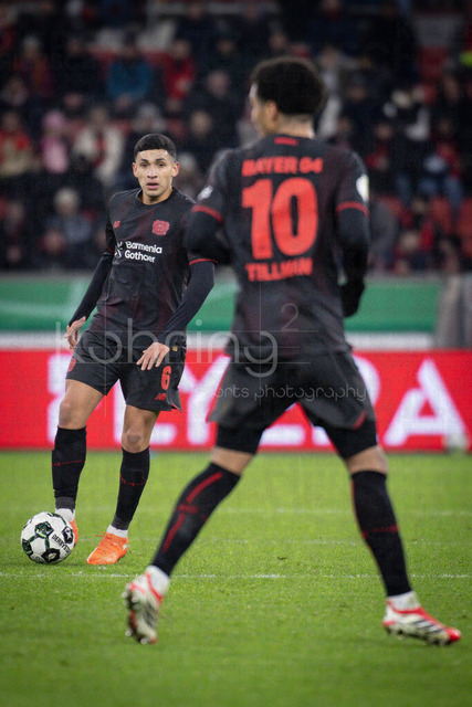 Bayer 04 Leverkusen vs. FC St. Pauli, 03.02.2026 | LEVERKUSEN, GERMANY - FEBRUARY 3:  Ezequiel Fernandez (Bayer 04 Leverkusen, 6), Malik Tillman (Bayer 04 Leverkusen, 10) during the DFB Cup quarter-final match Bayer 04 Leverkusen vs. FC St. Pauli at BayArena on February 3, 2026 in Leverkusen, Germany. (Photo by Axel Kohring/Beautiful Sports Int.)DFL REGULATIONS PROHIBIT ANY USE OF PHOTOGRAPHS AS IMAGE SEQUENCES AND/OR QUASI-VIDEO.