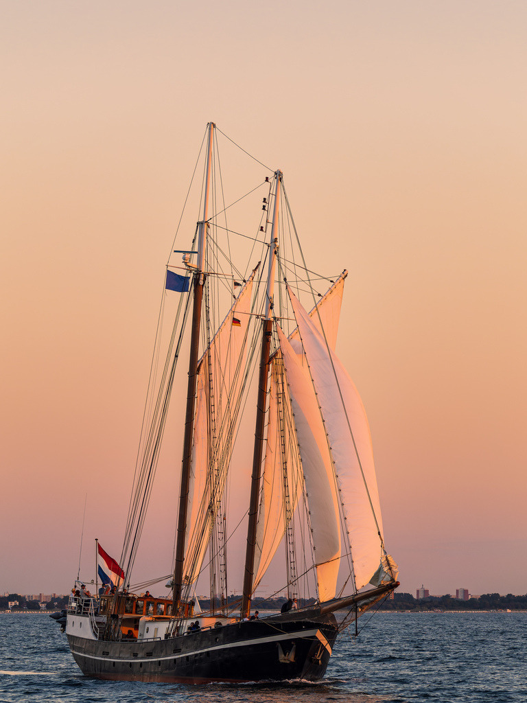 Segelschiff im Sonnenuntergang auf der Hanse Sail in Rostock | Segelschiff im Sonnenuntergang auf der Hanse Sail in Rostock.