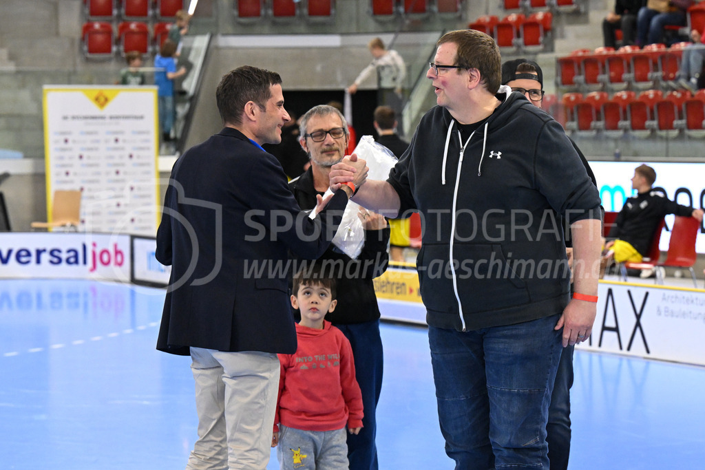 HC Rychenberg vs Floorball Köniz - 18. Dezember 2022 | HC Rychenberg vs Floorball Köniz
AXA Arena, Winterthur
Verabschiedung von langjährigen Spitzenschiedsrichtern und Funktionären.
Bild: Sportfotografie Markus Aeschimann | www.markus-aeschimann.ch - Realisiert mit Pictrs.com