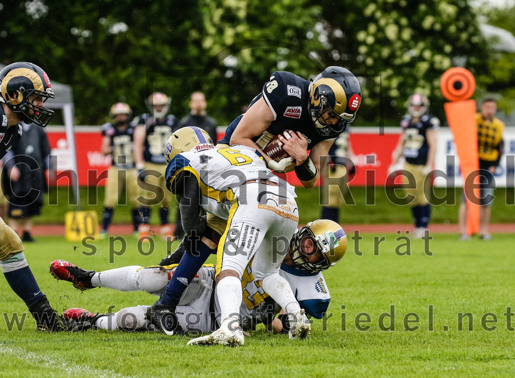 2022-05-29_065_Erding_Bulls_gegen_Nuernberg_Rams | Erding, Deutschland, 29.05.2022:
Fußball, Regionalliga 2022, 5. Spieltag, Erding Bulls gegen Nürnberg Rams, Endergebnis: 10:16

Evidanio Quinones III (Erding Bulls, #6), Andreas Heller (Erding Bulls, #83)

Foto: Christian Riedel / fotografie-riedel.net