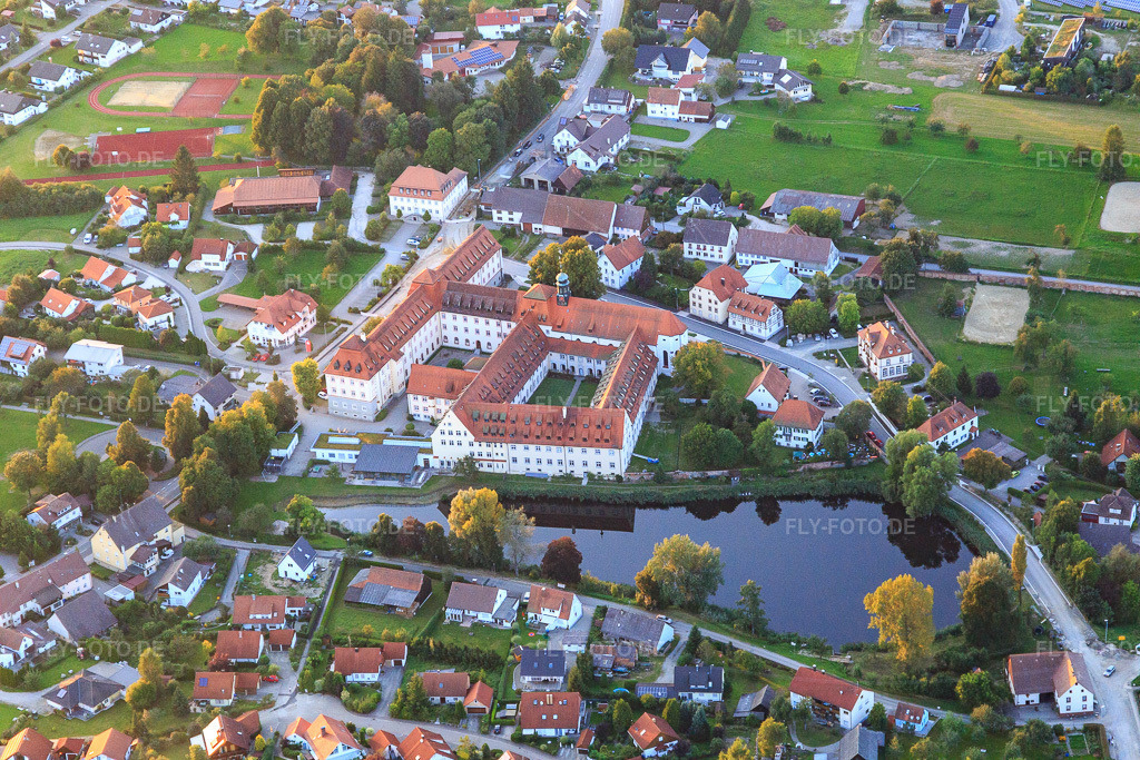 Luftbild: Internat und Klosterkirche St. Bernhard im Kloster Wald in Wald im Bundesland Baden-Württemberg in Deutschland. – Foto: IMG_094409.jpg vom 27.08.2016 durch Werner Riehm/FLY-FOTO.de – Auflösung des Originals: 5472 x 3648 px – Schulabschluss & Ausbildung in einem? <br/>Das ist Kloster Wald. : Gymnasium - Internat - Lehrwerkstätten Kloster Wald – Die Kirche St. Bernhard in Wald