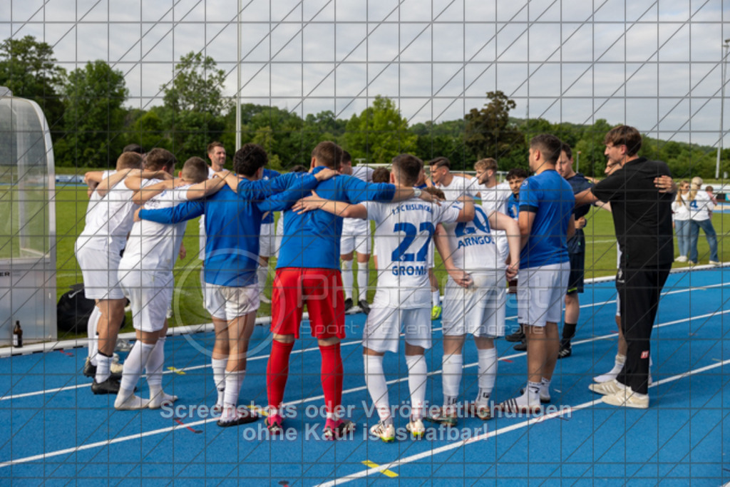 20250529_183927_0312 | #,  VfL Kirchheim (blau) vs. 1.FC Eislingen (weiß), Fußball, Bezirkspokal Finale - Bezirk Neckar/Fils, 2024/2025, Rasenplatz VfL Stadion Kirchheim, Jesinger Straße 105, 73230 Kirchheim, 29.05.2025 - 16:30 Uhr,Foto: PhotoPeet-Sportfotografie/Peter Harich