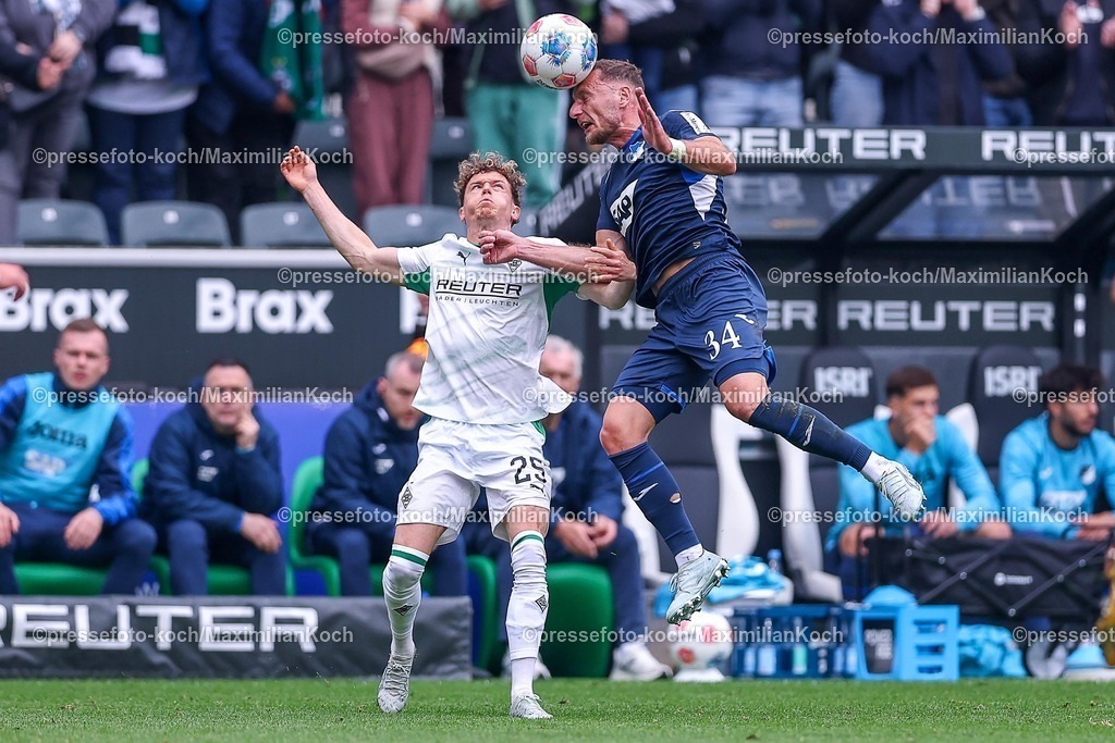 BMG16052601063 | 16.05.2026, Fußball, Borussia Mönchengladbach - TSG 1899 Hoffenheim, 1. Fußball Bundesliga, 34.Spieltag, Borussia-Park, Saison 2025 2026: Robin Hack&nbsp;(Borussia Mönchengladbach #25) im Zweikampf gegen  Vladimir Coufal&nbsp;(TSG Hoffenheim #34)  DFB regulations prohibit any use of photographs as image sequences and or quasi-video.