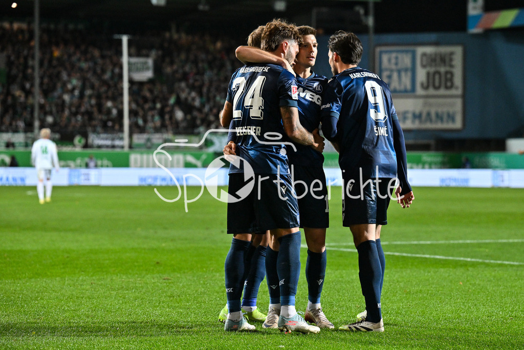 SpVgg Greuther Fürth - Karlsruher SC | FUERTH, GERMANY - OCTOBER 24: Marvin WANITZEK (Karlsruher SC 10) celebrating the goal to 0-3 during the 2. bundesliga match between SpVgg Greuther Fuerth vs. Karlsruher SC on matchday 10 at Sportpark Ronhof Thomas Sommer on October 24, 2025 in Fuerth, Germany / DFL REGULATIONS PROHIBIT ANY USE OF PHOTOGRAPHS AS IMAGE SEQUENCES AND/OR QUASI-VIDEO