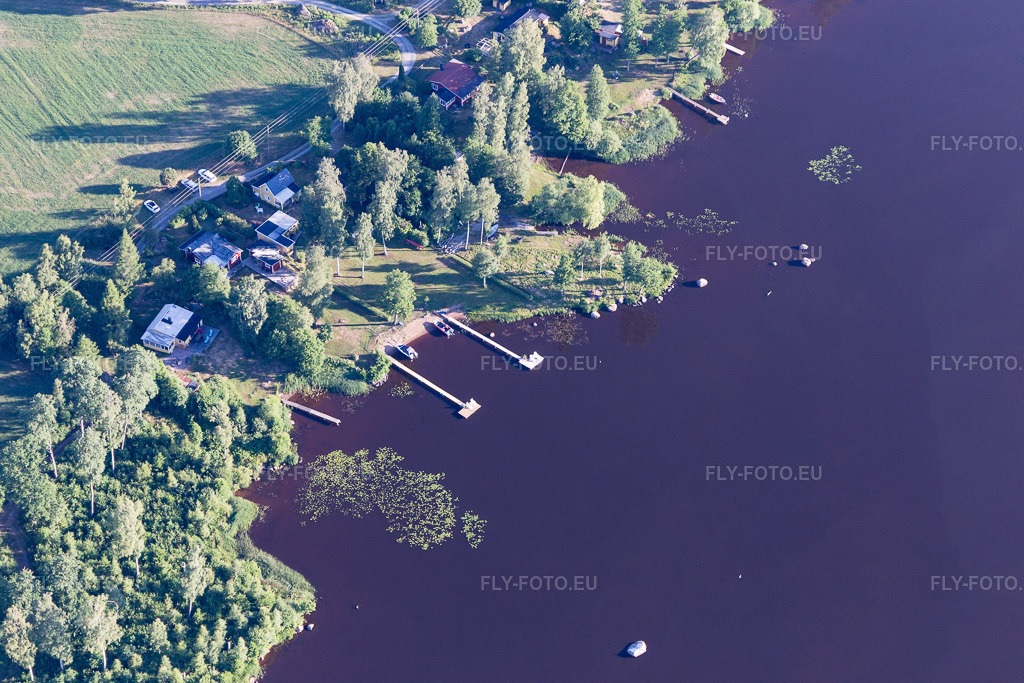 Vue aérienne: Vue de la ville à Blädingenäs dans le département Kronoberg, Suède. Photo: IMG_108102.jpg prise le 28/06/2018 par Werner Riehm/FLY-FOTO.euRésolution de l'original: 5472 x 3648 px