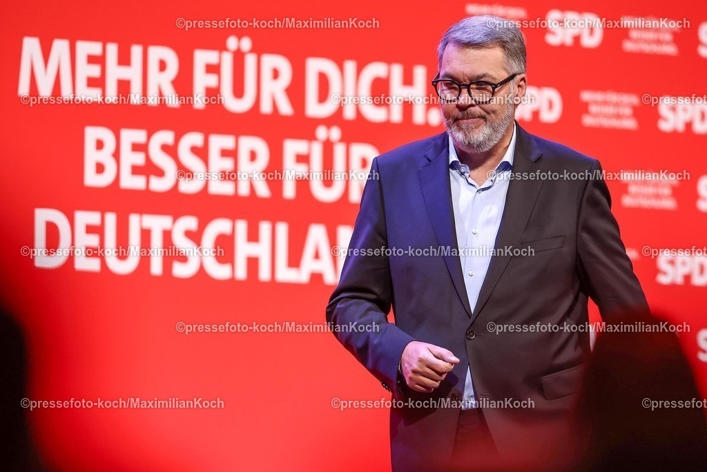 SPD21022502092 | 21.02.2025, Wahlkampfveranstaltung SPD,  Abschlusskundgebung der Sozialdemokratische Partei Deutschlands vor den Bundestagswahlen, Westfalenhalle Dortmund. Im Bild: Thomas Westphal (Oberbürgermeister Dortmund)