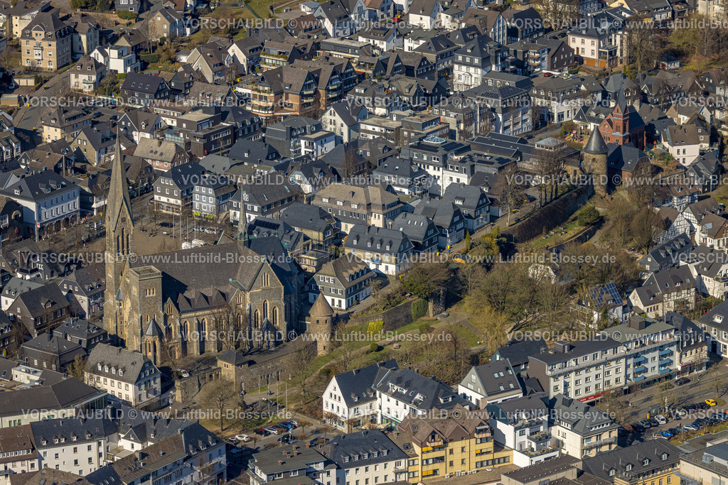 Olpe250308058Mitte | Luftbild, kath. Kirche St. Martinus, Stadtmauer mit Engelsturm und Hexenturm, evang. Kirche Olpe, Wohngebiet Frankfurter Straße, Olpe-Stadt, Olpe, Sauerland, Nordrhein-Westfalen, Deutschland