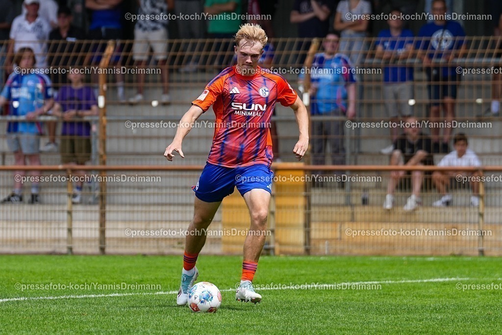 xYDR20072501075 | 20.07.2025, xydrx, Fußball, Rot Weiss Ahlen - FC Schalke 04, Testspiel, Wersestadion: Peter Remmert (FC Schalke 04 #39)