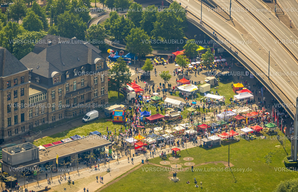 Duesseldorf240500842 | Luftbild, Maifeiertag, Maikundgebung, Rheinuferpromenade Mannesmannufer unterhalb der Rheinkniebrücke, Gäste und Event mit Zelten und Liegestühlen, Carlstadt, Düsseldorf, Rheinland, Nordrhein-Westfalen, Deutschland
