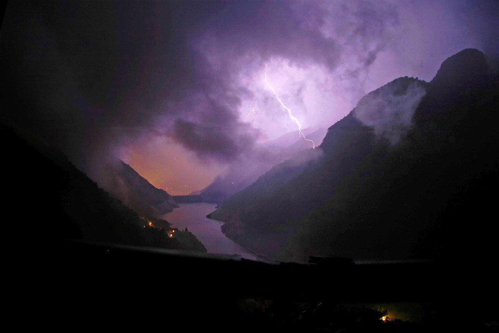 CH_Verzasca_Vogorno_Gewitter_00001 | Beegebilder online. 
BIldarchiv von Beege Fotodesign mit ausgewählten Werken, die sich besonders gut für die Dekoration Ihrer Räume oder Wände eignen. 