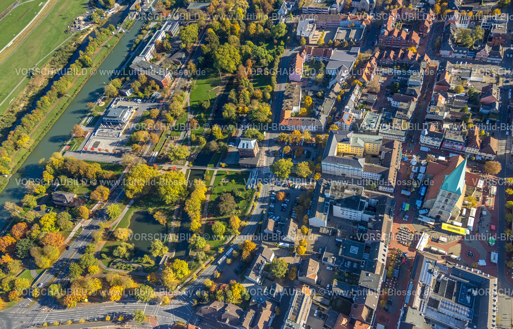 Hamm251001484 | Luftbild, City und evang. Pauluskirche und Pädagogisches Zentrum, Wochenmarkt auf dem Marktplatz, Gymnasium Hammonense und Wassersportzentrum, Nordringpark mit herbstlichen Bäumen, Mitte, Hamm, Ruhrgebiet, Nordrhein-Westfalen, Deutschland