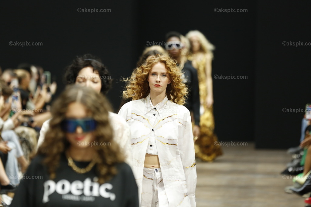 _16A4423 | Die Bildagentur Akspix ist eine Online-Bildagentur und bietet professionelles und kreatives Bildmaterial Royalty free und Rights Managed. Bildarchiv Akspix bietet eine große Auswahl an kreativen und klassischen Motiven.Frankfurt Fotograf, Fotoshooting