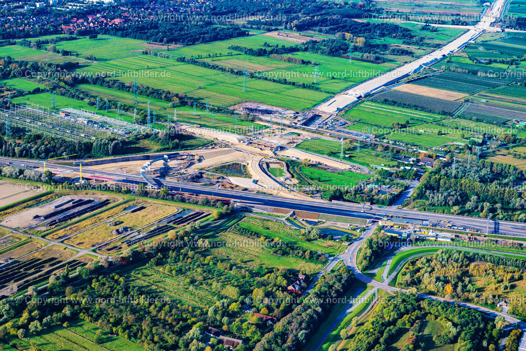 Hamburg_Waltershof_Autobahnbaustelle_A26_Auf_Die_A7_ELS_2499121024 | HAMBURG 12.10.2024 Autobahn- Baustelle mit Erschließungs- , Aufschüttungs- und Erdarbeiten entlang der Trasse und des Streckenverlaufes der A26 West an der Straße E45 im Ortsteil Moorburg in Hamburg, Deutschland. Weiterführende Informationen bei: DEGES Deutsche Einheit Fernstraßenplanungs- und -bau GmbH,  Die Autobahn GmbH des Bundes Niederlassung Nord,  JOHANN BUNTE Bauunternehmung SE & Co. KG. // Motorway- Construction site with earthworks along the route and of the route of the highway der A26 West on street E45 in the district Moorburg in Hamburg, Germany. Further information at: DEGES Deutsche Einheit Fernstrassenplanungs- und -bau GmbH,  Die Autobahn GmbH des Bundes Niederlassung Nord,  JOHANN BUNTE Bauunternehmung SE & Co. KG. Foto: Martin Elsen