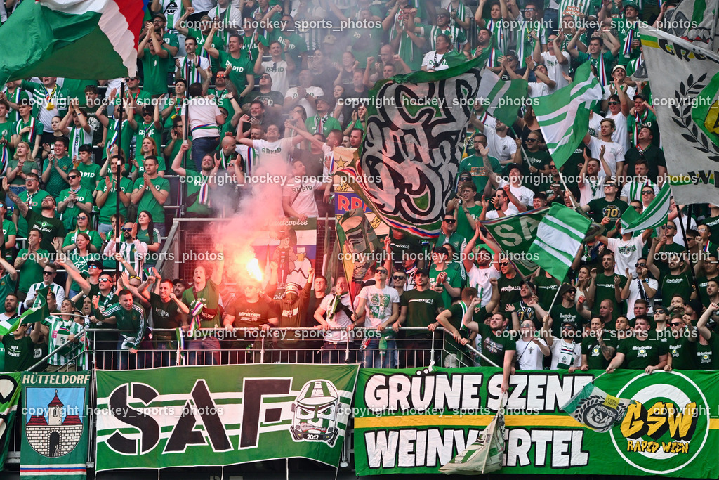 SK Puntigamer Sturm vs. SK Rapid Wien Siegerehrung, Impressionen | SK Rapid Wien Fans, Bengalen, SK Puntigamer Sturm vs. SK Rapid Wien Siegerehrung, Impressionen, SK Puntigamer Sturm vs. SK Rapid Wien Siegerehrung, Impressionen am 01.05.2024 in Klagenfurt (Wörthersee Stadion ), Austria, (Photo by Bernd Stefan)