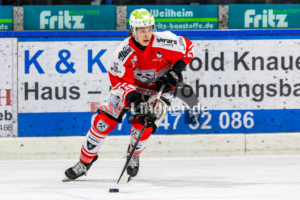 Spiel 5 Viertelfinale TSV Peißenberg Miners vs HC Landsberg Riverkings | Eishockey Bayernliga Playoffs 2023/2024, Spiel 5 Viertelfinale TSV Peißenberg Miners vs HC Landsberg Riverkings, 20240301,
Ryan MURPHY (Miners 15) in Aktion,
2024-03-01 in Peißenberg (Eisstadion)
15 Ryan MURPHY (Miners 15)
Copyright: WolfgangxLindner foto-lindner.de