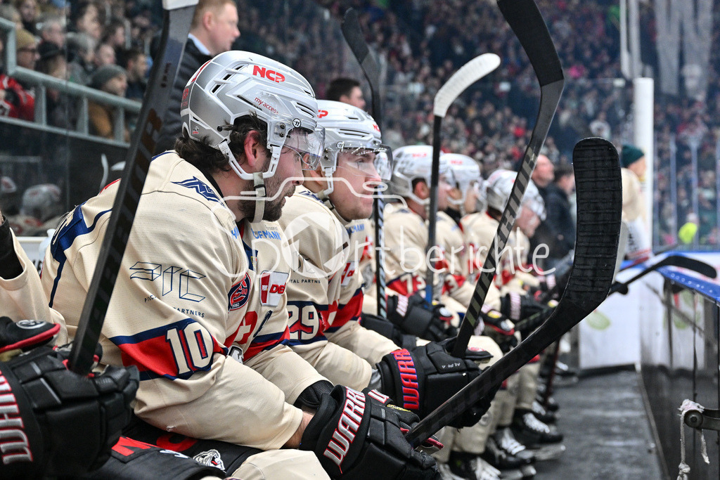 Augsburger Panther - Nürnberg Ice Tigers | Im Bild die Bank der Gaeste / DEL: Augsburger Panther - Nuernberg Ice Tigers, Curt Frenzel Stadion am 03.01.2025