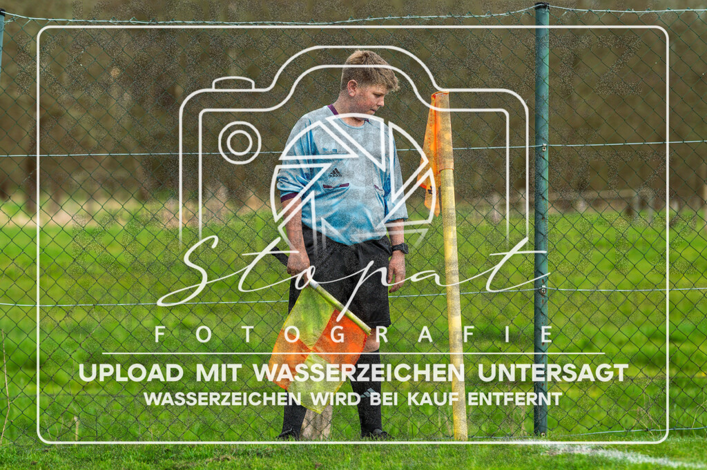 FGFSSCT-1032 | Thees Karlsson Eggert (Schiedsrichterassistent) beim Herren Kreisliga HK Spiel zwischen FG Fulde-Stellichte und SC Tewel im Lehrdestadion, Stellichte (Simon Paul Stopat) - Realisiert mit Pictrs.com