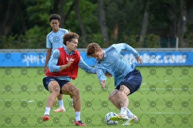 RGE_0094 | Hertha BSC, 2.Bundesliga, Herren, Fußball, Training auf dem Schenckendorffplatz, Dienstag 18.08. 2026, Saison 2026/27,  im Bild  li. Soufian Gouram ( Hertha BSC ), Sebastian Groenning ( Hertha BSC ),  Fotograf: Ralf Gebhardt - Realisiert mit Pictrs.com