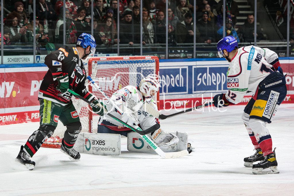 Augsburger Panther - Eisbaeren Berlin | Andrew LeBlanc (AEV #19) scheitert mit einem Schuss an Juho MARKKANEN (EBB #30)
