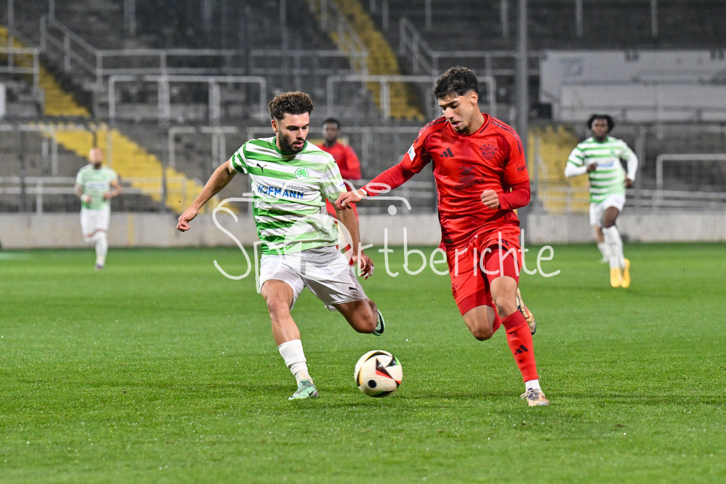 FC Bayern Amateure - SpVgg Greuther Fürth II | im Duell Emirhan DEMIRCAN (FC Bayern München II #11) und Kenan AYDIN (Spvgg #13) / zweikampf / Regionalliga Bayern: FC Bayern Muenchen II - SpVgg Greuther Fuerth II, Gruenwalder Stadion am am 29.10.2024