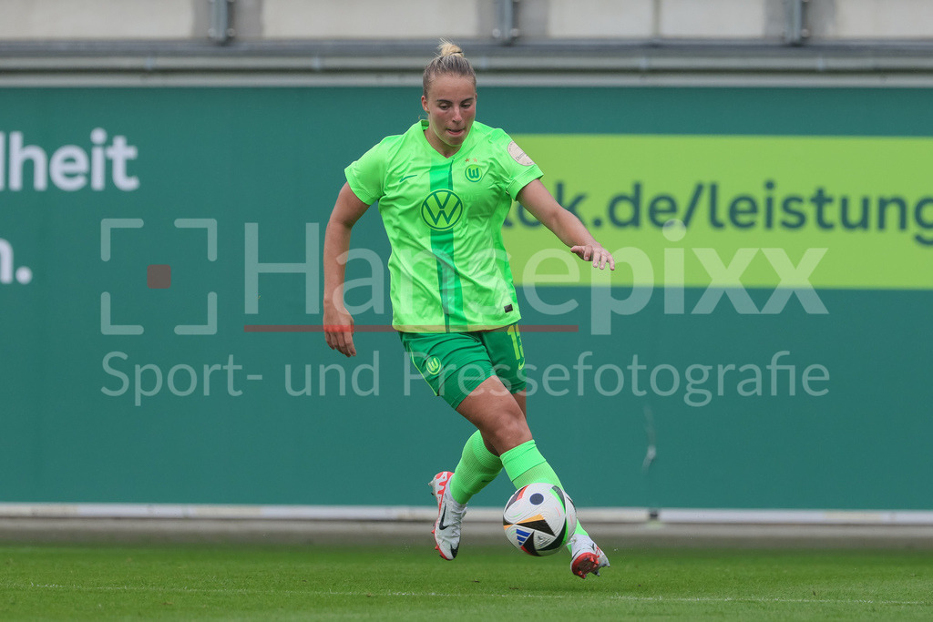 Fussball, Testspiel Frauen, VfL Wolfsburg - PSV Eindhoven | v.li.: Luca Papp (VfL Wolfsburg, 13) am Ball, Freisteller, Einzelbild, Ganzkörper, Aktion, Action, Spielszene