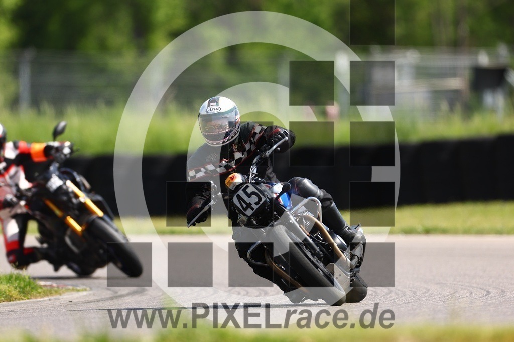 0045-20250502_01949 | Schöne Erinnerungen an spannende Momente - das festzuhalten ist unser Job. PIXELrace.de ist seit 2003 auf den Rennstrecken Europas unterwegs um die Action draußen beim Fahren und die wunderbare Stimmung imm Fahrerlager für euch einzufangen.