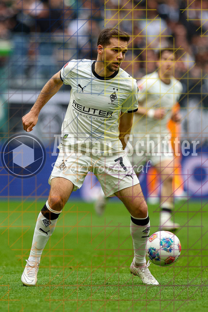 04.04.2026, GER, Fussball, Herren, 1. BL, Saison 2025/2026, Borussia Mönchengladbach - 1. FC Heidenheim | Kevin Stöger (Borussia Mönchengladbach) in Aktion am Ball, Einzelaktion 