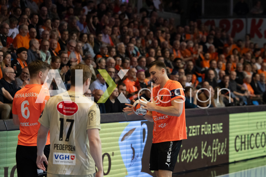 Handball I Herren I Saison 2025-2026 I EHF EUROPEAN LEAGUE 2025/26 | Men I Main Round I 2. Spieltag I Kadetten Schaffhausen - TSV Hannover-Burgdorf I 24.02.2026 | 22 Patrik Martinovic (HR) (Kadetten Schaffhausen) – Rückraum rechts  //  6 Odinn Rikhardsson (IS) (Kadetten Schaffhausen) – Flügel rechts - Realisiert mit Pictrs.com