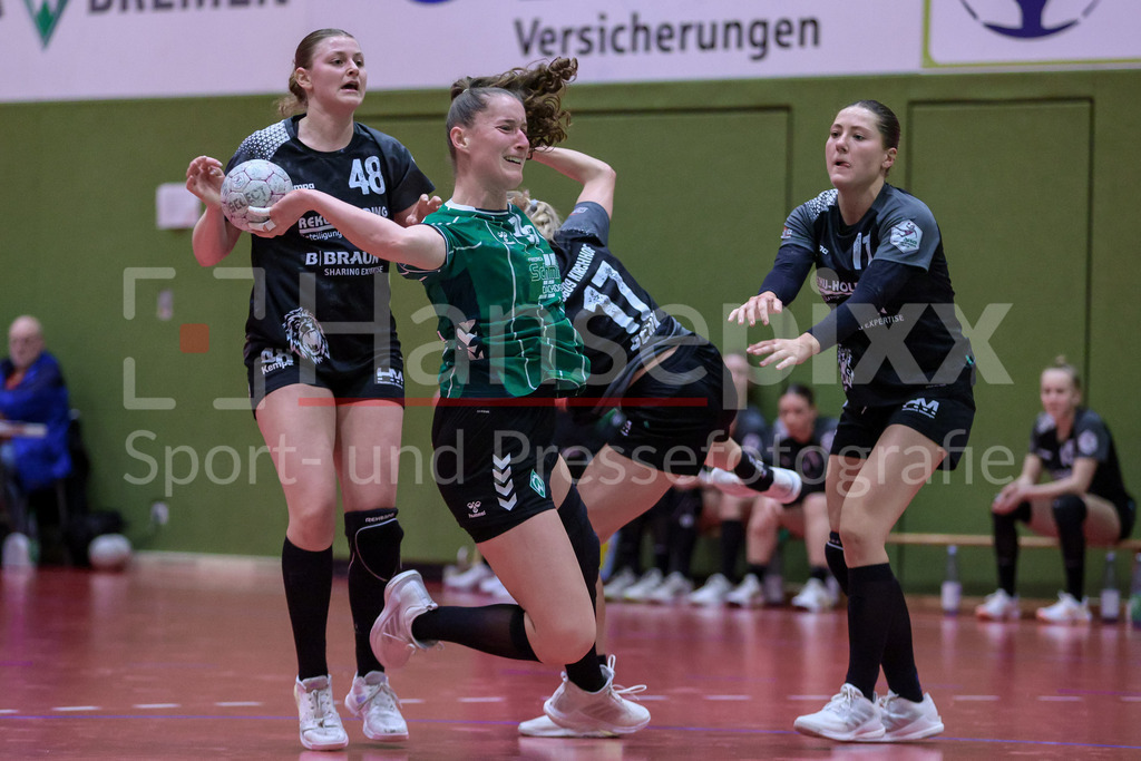 Handball, 2. Bundesliga Frauen, SV Werder Bremen - SG 09 Kirchhof | v.li.: Vanessa Ulrich (SG 09 Kirchhof, 48), Lara Niemann (SV Werder Bremen, 35), Hannah Berk (SG 09 Kirchhof, 17) und Chantal Reimbold (SG 09 Kirchhof, 11) im Zweikampf, Duell, Spielszene, Aktion, Action