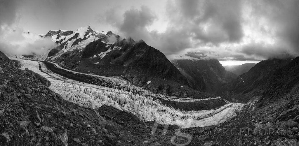 20230722-Schreckhornhütte-0726-Pano | Die ideale Geschenkidee für Naturliebhaber. Naturbilder von Marcel Gross Photography für ihr Zuhause in den verschiedensten Formaten und Materialien. - Realisiert mit Pictrs.com