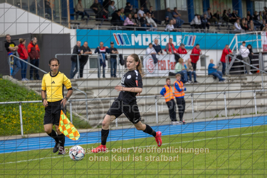 20250529_131345_0532 | #,  SGM Wendlingen-Ötlingen II (blau) vs. 1.FC Donzdorf II (schwarz), Fussball, Frauen-Bezirkspokal Finale Saison 2024/2025, Rasenplatz VfL Stadion Kirchheim, Jesinger Straße 105, 73230 Kirchheim, 29.05.2025 - 13:00 Uhr,Foto: PhotoPeet-Sportfotografie/Peter Harich