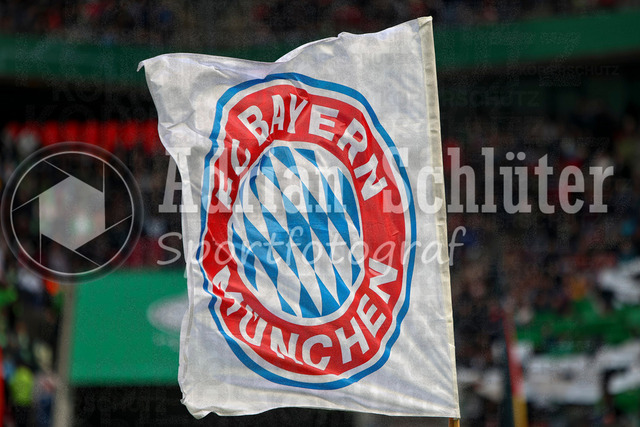 14.05.2026, GER, Fussball, Frauen, DFB-Pokal, Finale, Saison 2025/2026, VfL Wolfsburg - FC Bayern München | eine wehende Flagge mit dem Wappen vom FC Bayern München
