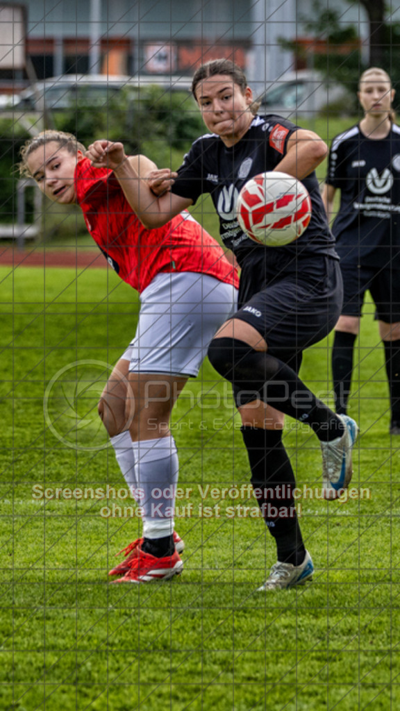 20250928_133625_0267-Bearbeitet-2 | Luisa Reiser (1.FC Donzdorf #05)1.FC Donzdorf (schwarz) vs. TV Derendingen (rot), Fussball, Frauen-Verbandsliga Württemberg, 03. Spieltag, Saison 2025/2026, Rasenplatz Lautertal Stadion, Süßener Straße 16, 73072 Donzdorf, 28.09.2025 - 13:00 Uhr,Foto: PhotoPeet-Sportfotografie/Peter Harich